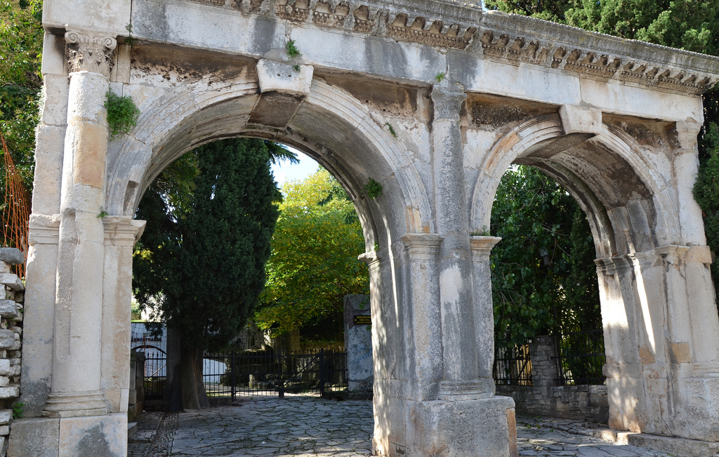 The Porta Gemina, built between the end of the 1st and the beginning of the 2nd century AD. was once the entrance to the city. Its road led to the Arena and further to Nesactium.