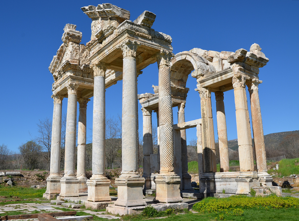  On the pediment over the west columns were decorated with relief figures of Eros and Nike hunting among the acanthus leaves.