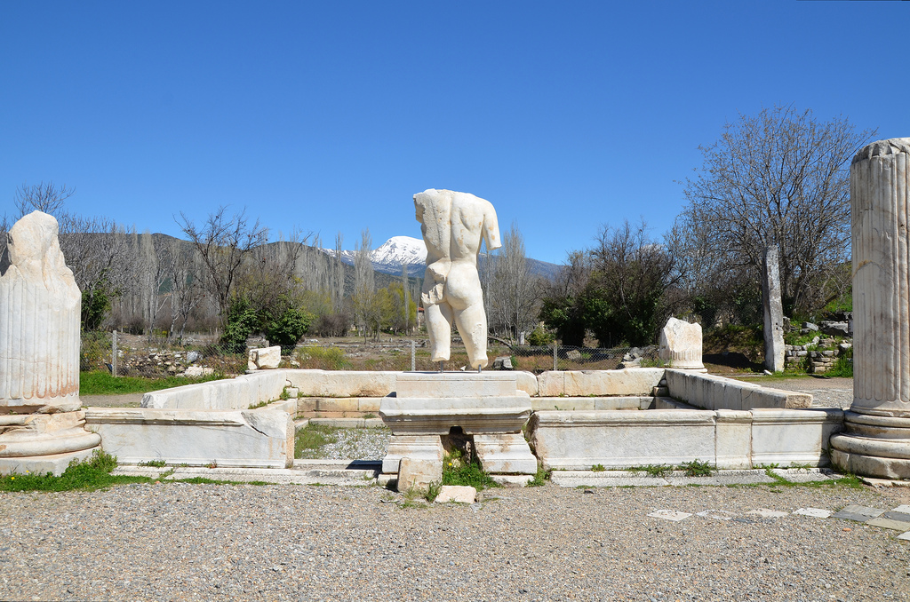 The pool of the tetrastyle court with columns at its corners and surrounding statues, Hadrianic Baths, the largest public bath building in Aphrodisias built in the early 2nd century AD and dedicated to Hadrian, Aphrodisias, Turkey