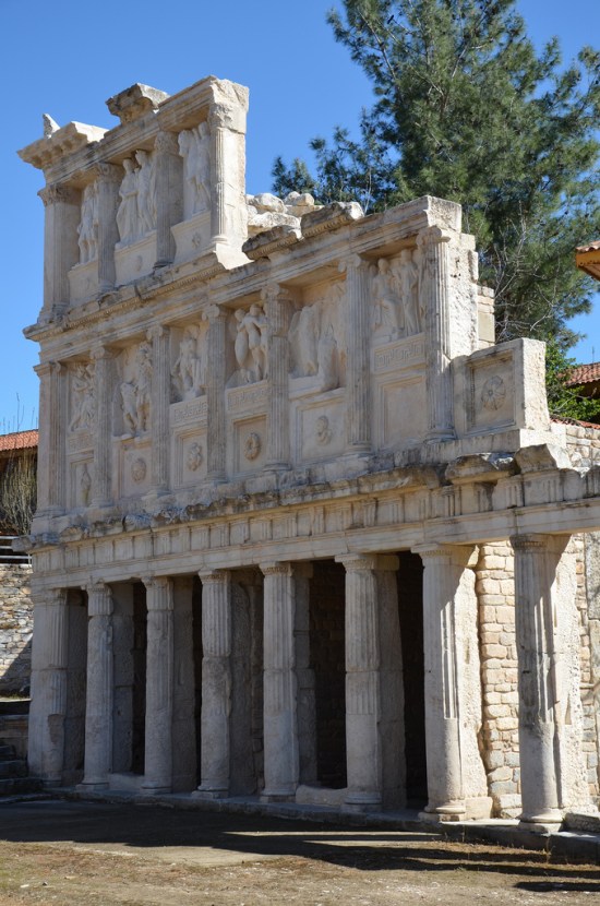The three storeys of the Sebasteion were built using Doric, Ionic and Corinthian styles. The first floor was made of rooms containing a door and window, while the second and third storeys were decorated rich reliefs depicting mythological scenes and members of the Julio-Claudian Dynasty.