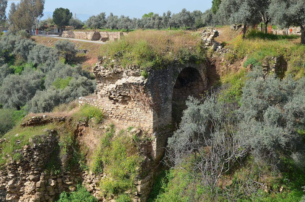 The late imperial Roman bridge, the 100 m (328 ft) long substructure was the second largest of its kind in antiquity after the Pergamon Bridge.