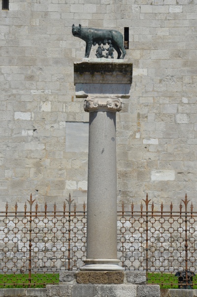 The Roman column in Piazza Capitolino, with the Capitoline She-Wolf donated by the city of Rome in 1919, twenty-one centuries since the foundation of Aquileia.