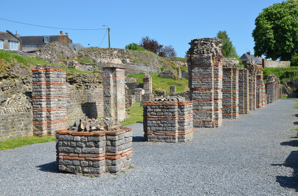 The remains of the semi-underground galleries known as the cryptoporticus. It was probably used as a walking area since the quality of the structure and its decoration are outstanding.
