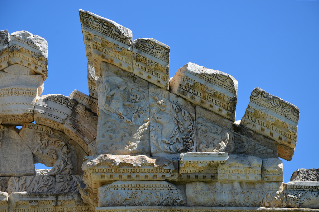 The pediment of the Tetrapylon over the west columns was decorated with relief figures of Eros and Nike hunting among acanthus leaves.