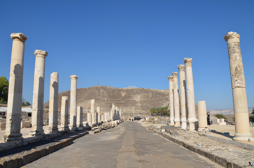 Palladius street, the 150-meter colonnaded street crossing the city from the slopes of the Tel to the theatre, built during the Roman period and renovated at the beginning of the Byzantine period.