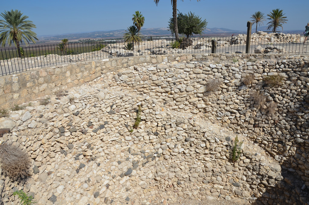 The Granary, a 7m deep pit which used to be a grain silo from the Assyrian period (8th century BC), it had a capacity of 450 cubic metres.