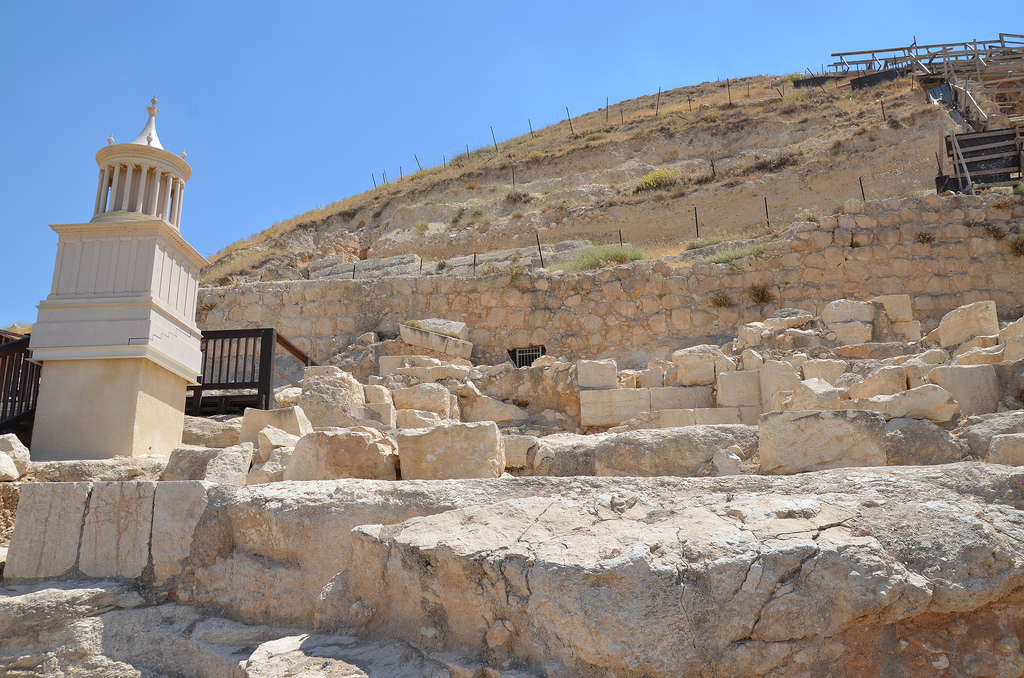 Location and model of Herod's tomb built on the slope of the hill, it was free-standing and three storeys high (25m) and would have been clearly visible from Jerusalem.