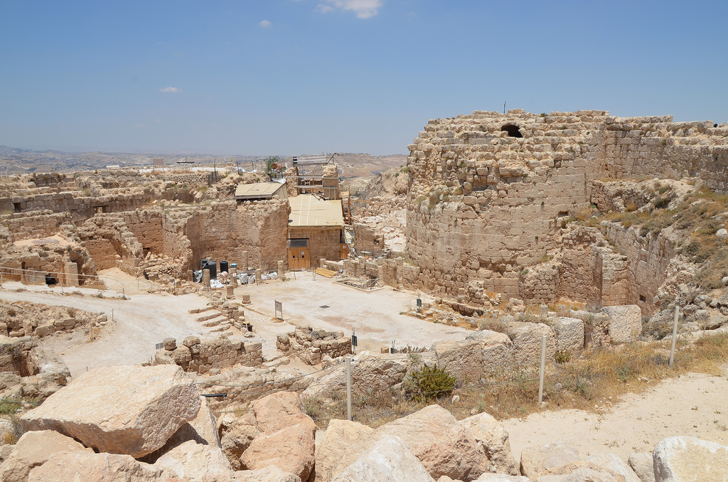 Overview of Upper Herodium surrounded by a double wall and by four towers. The diametre of the structure was 63m while the height was ca. 30m.