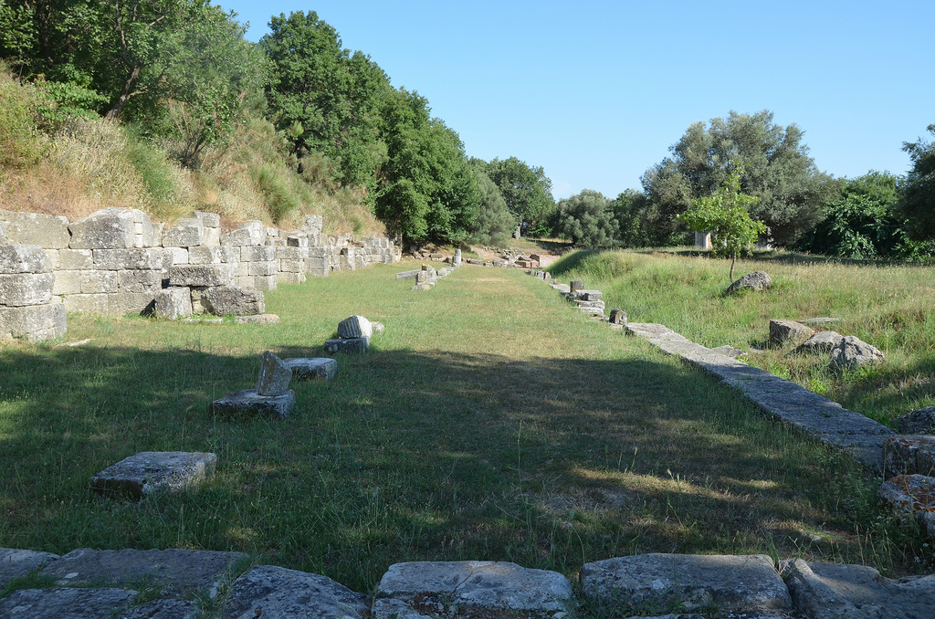 The large Stoa had a rectangular plan measuring 72.2m by 10.5m, divided lengthwise in two by an inner colonnade made up of 36 octagonal Doric columns.