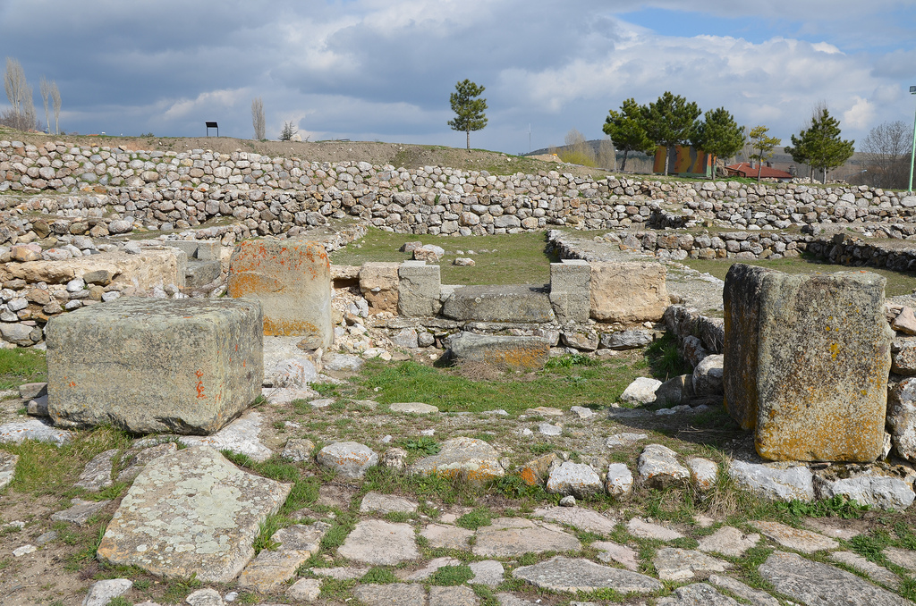 The foundations of the Temple located to the north of the Sphinx Gate, it covered an area of 5000 square metres & consisted of galleries flanking a paved-stone courtyard, long narrow corridors & a large square hall as well as rooms of various size.