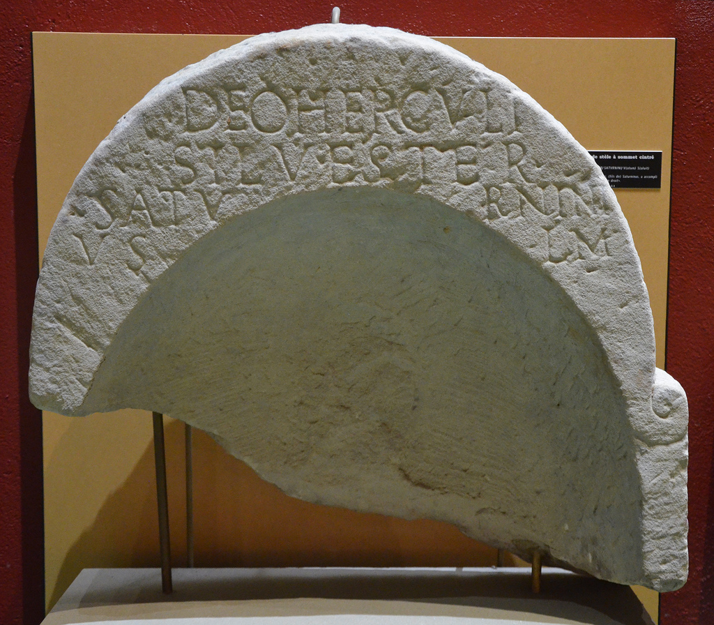 Top of stela with dedicatory inscription. DEO HERCVLI/SILVESTER/SATVRNINI/ V(otum) S(olvit) L(ibens) M(erito). To the god Hercules; Silverster, (son of) Saturninus, 