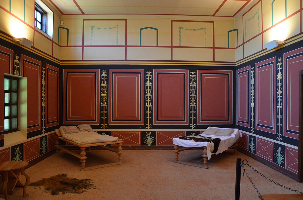 Next to the caldarium and in line with ancient bathing customs is the reconstructed laconicum, the dry sweating room of the Roman thermae. The resting room was raised to a higher temperature and had no bath in it.