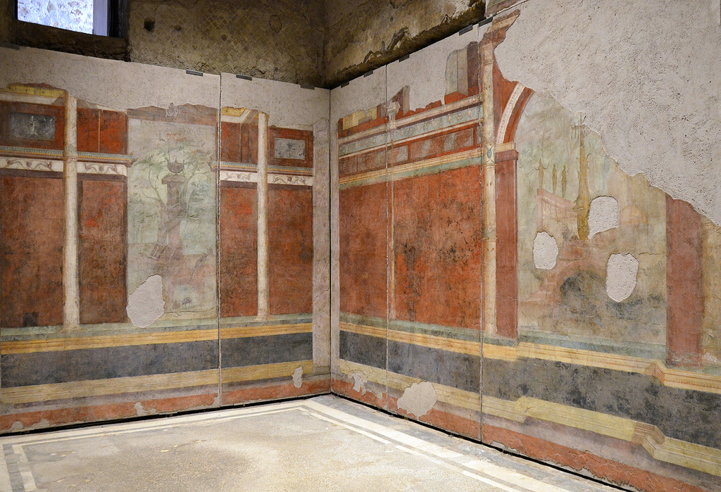 The triclinium (dining room) is remarkable for its delicate decoration. Each wall was given an elaborate design of illusionistic architecture featuring a large picture of a sacred and rural landscape in the centre.
