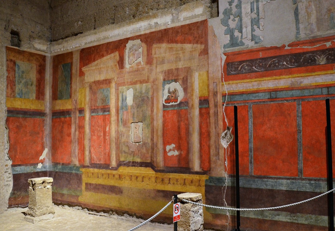 South wall of the “Large oecus” with architectural wall painting of the Second Pompeian Style.