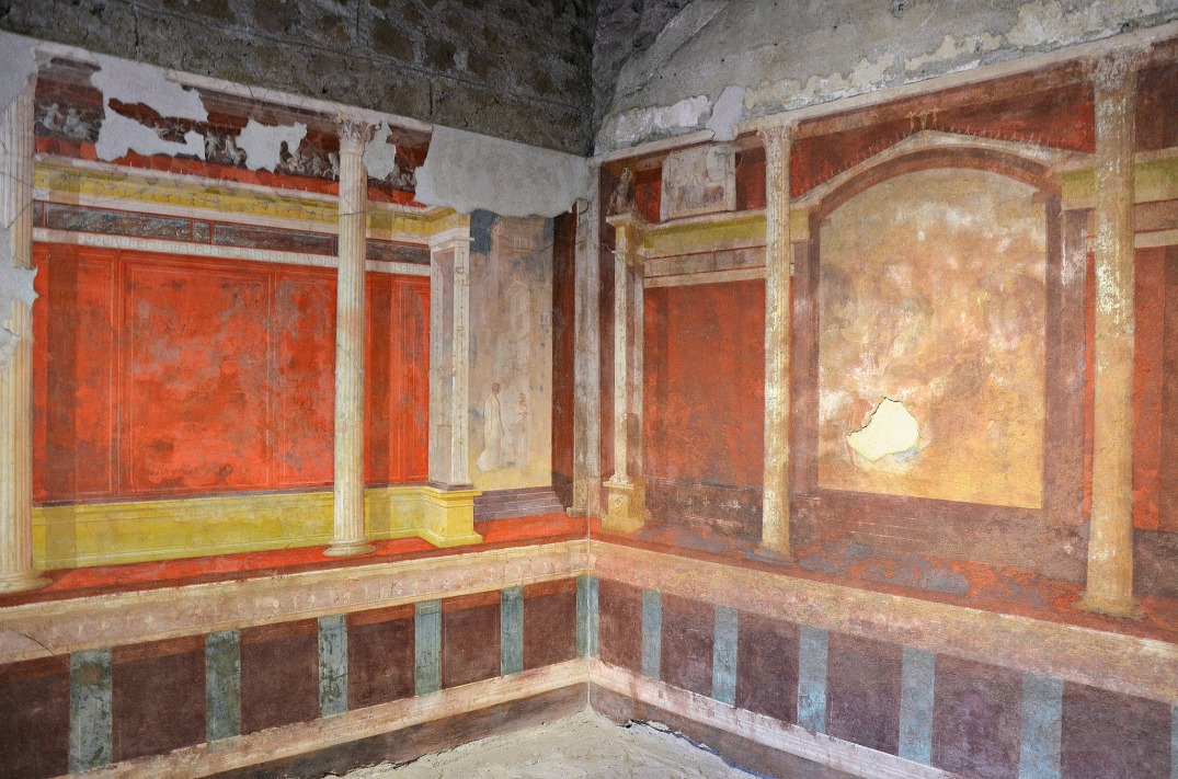 North-east corner of the Lower cubiculum with architectural decoration.