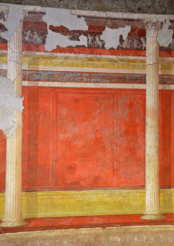 North wall of the Lower cubiculum with architectural decoration.