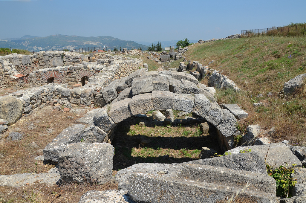 The underground cistern with a depth of 6m and a capacity of about 1200 m3, built in the 3rd century BC it collected water from the roof of the Great Stoa.
